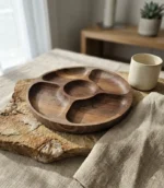 سینی سرو چوبی گرد و چندتکه ماسون روی سنگ طبیعی و پارچه کتان