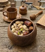 سرو آجیل و تنقلات در پیاله چوبی ماسون مدل خمره
