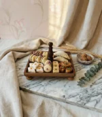 ظرف شیرینی خوری چوبی مدل رادین ماسون پر از شیرینیهای سنتی