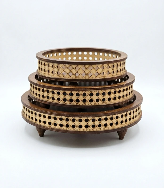 mason-rattan-wooden-tray-set-front ست حصیری ماسون مدل راتان 3 عددی با فریم چوب گردو روی زمینه سفید
