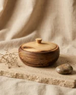 شکلات خوری چوبی روما در چیدمان ژورنالی روی سنگ و پارچه لینن