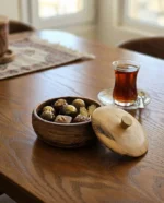 ستفاده کاربردی از شکلات خوری چوبی روما روی میز پذیرایی همراه شکلات و چای
