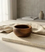 مای ژورنالی قندان چوبی مدرن روی سنگ طبیعی travertine و پارچه لینن