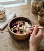 استفاده کاربردی از ظروف چوبی طبیعی جهت سرو خوراکی و پذیرایی روی میز چوبی