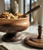 جزئیات بافت و گره طبیعی چوب گردو در شکلات خوری ماسون